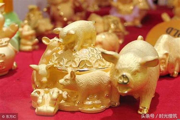 手上带的招财的吉祥物