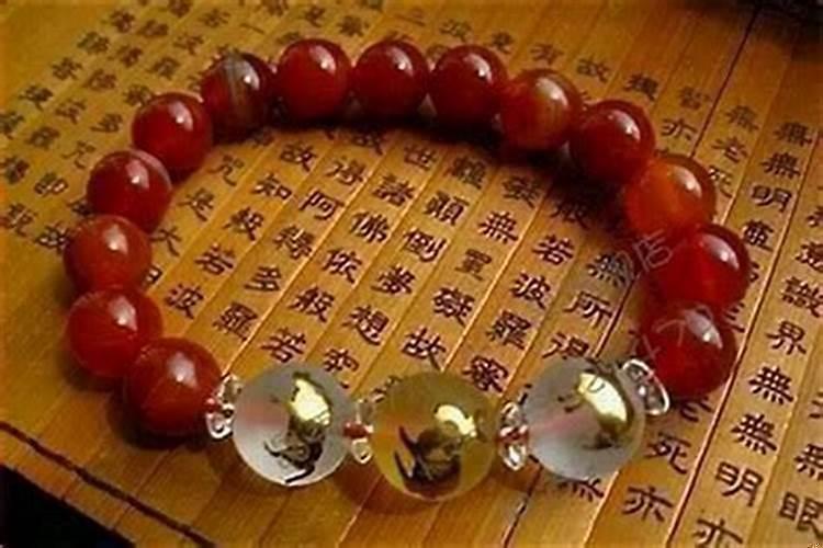 五行属水佩戴什么转运