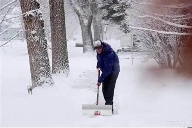 梦见别人铲雪预示着什么