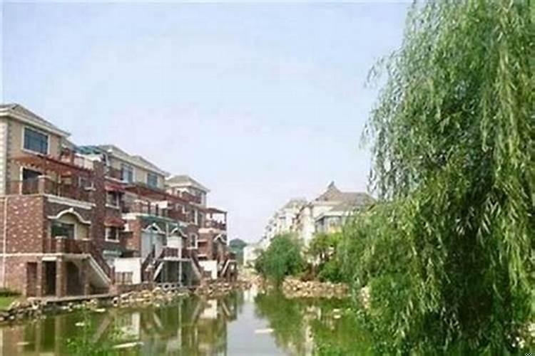 溪水边的房子风水