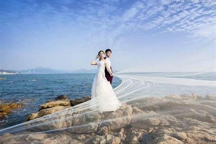 梦见自己穿婚纱订婚了
