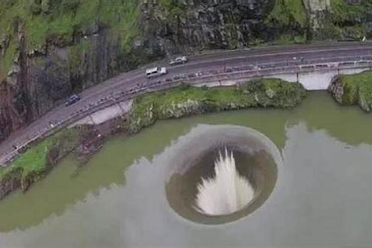梦见漩涡吸水