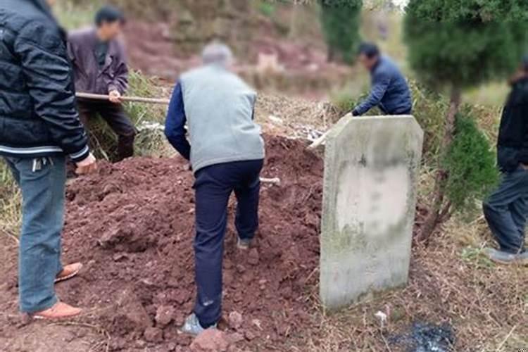 梦见在别人坟前挖土