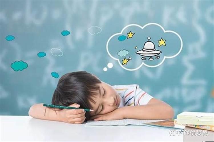 做梦梦到多年不见的小学同学？梦到一个陌生男子