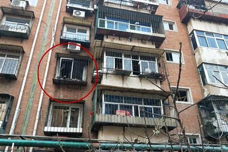 大门正对邻居家的后窗如何化解