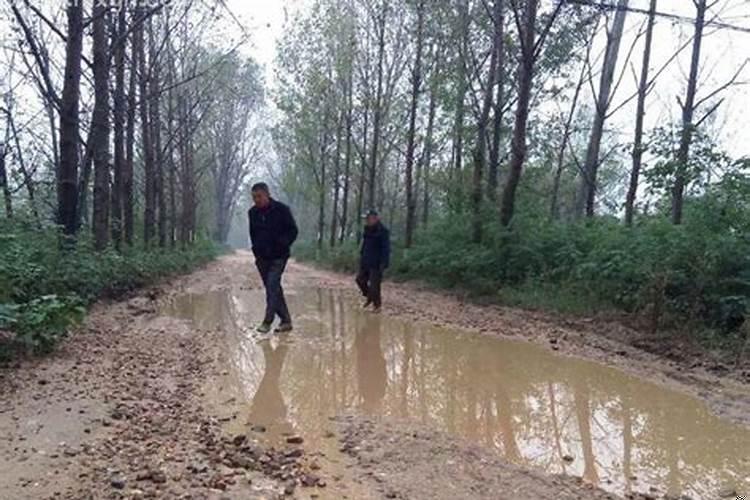 梦见自己走泥泞的路预示什么？梦见路很难走什么预兆解梦