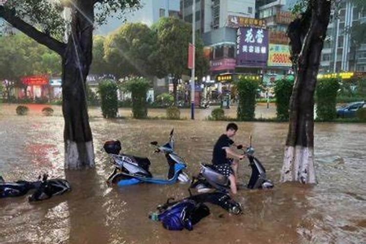 梦见被水淹是什么意思？做梦梦见被水淹预示着什么