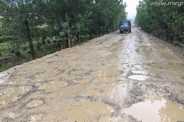 梦见自己走泥泞的路预示什么？梦见路很难走什么预兆解梦