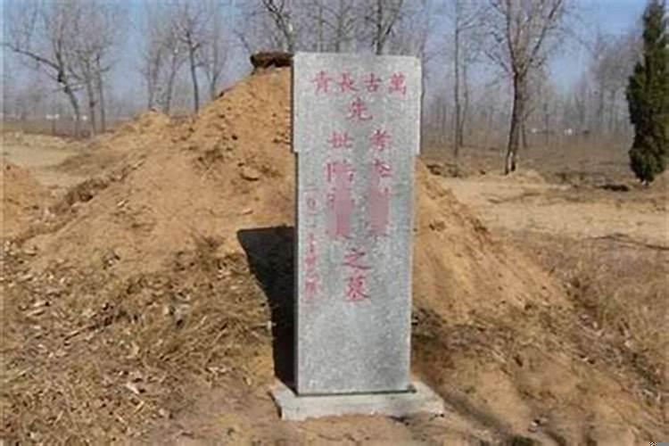 屋对垭口，坟对尖