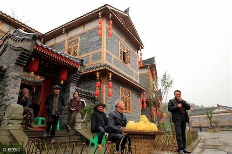 屋对垭口，坟对尖