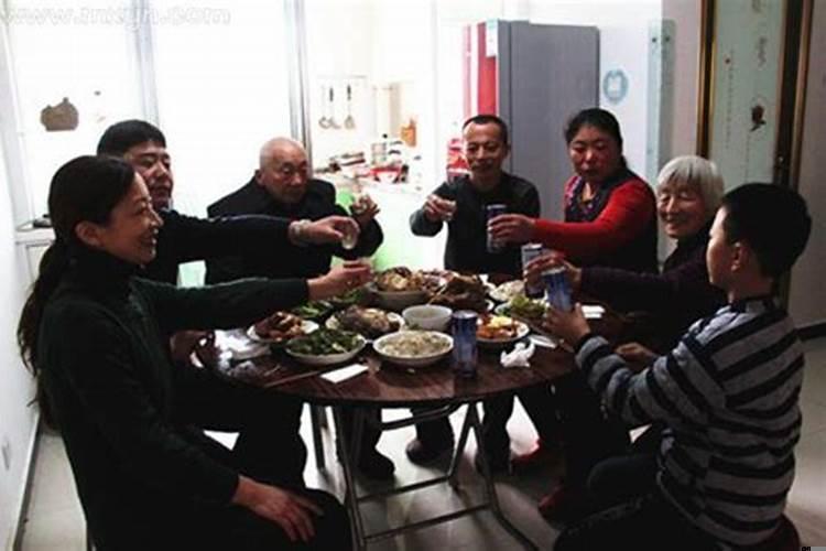 梦见和亲戚一起吃饭有什么征兆吗？梦到跟老人一起吃饭