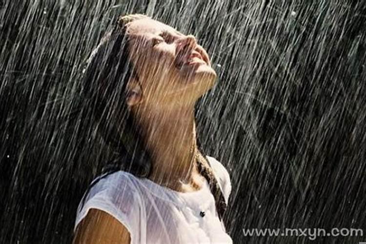 梦到淋了很大的雨 老人梦见下雨好不好