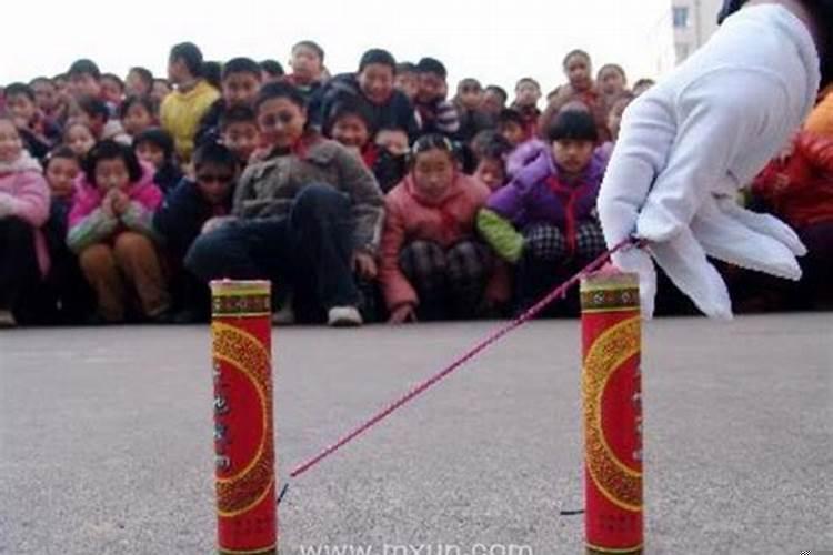梦见放烟花爆竹好不好？梦到到处都在放鞭炮