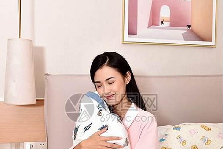 梦见死去的妈妈躺在床上（梦见死去的妈妈站在床边）