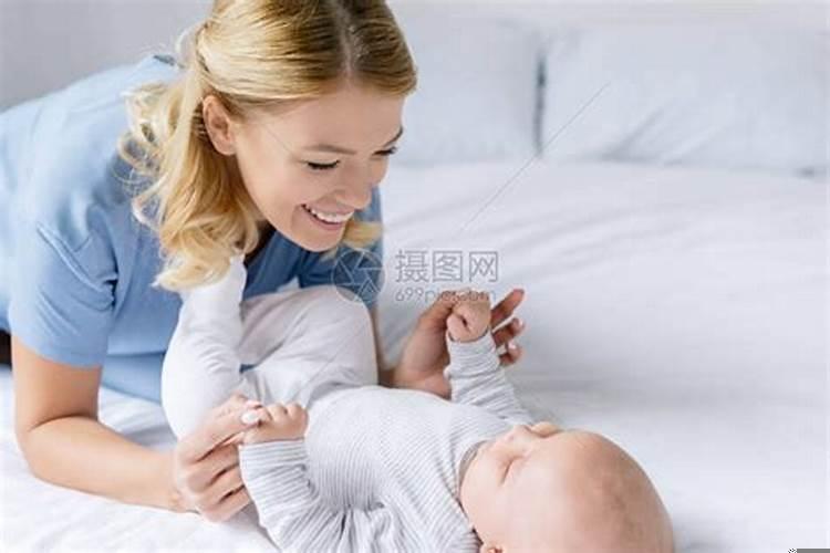 梦见死去的妈妈躺在床上（梦见死去的妈妈站在床边）