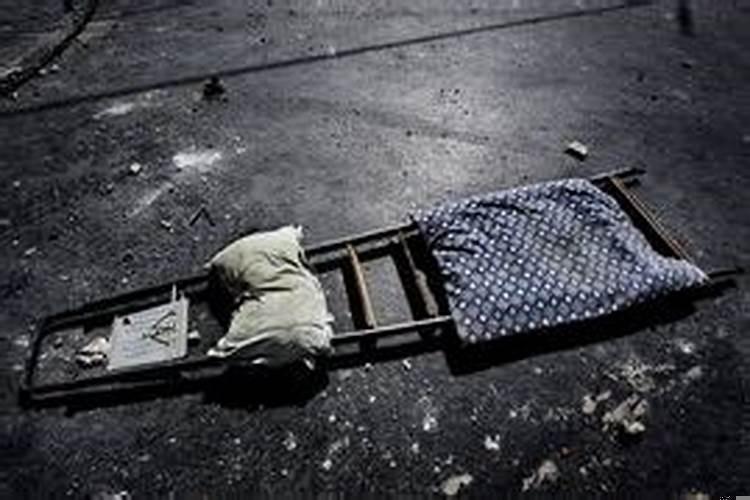 梦见担架抬死人从我身边经过觉得害怕，梦见抬死人是什么意思啊