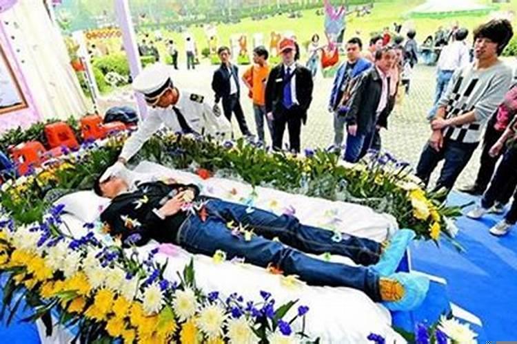 梦见担架抬死人从我身边经过觉得害怕，梦见抬死人是什么意思啊