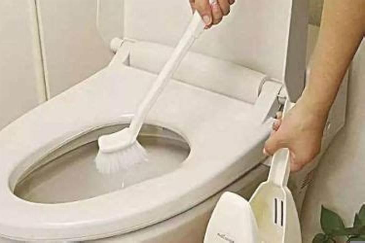 梦见马桶往外冒脏水