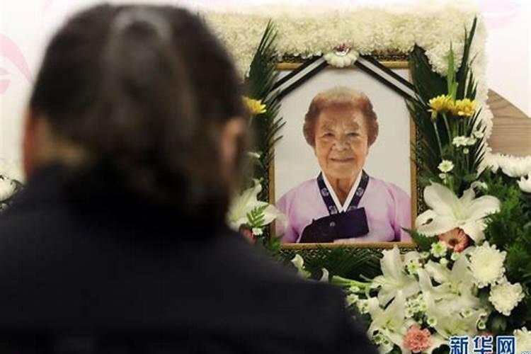 梦到奶奶死了又活过来