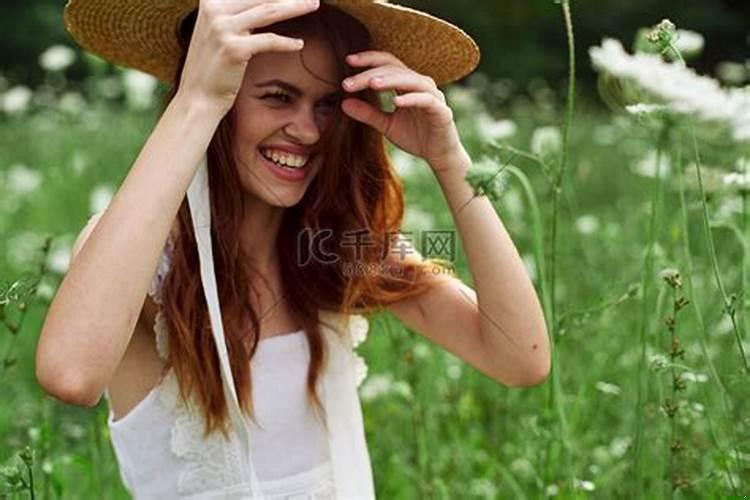 性格开朗随和的女生