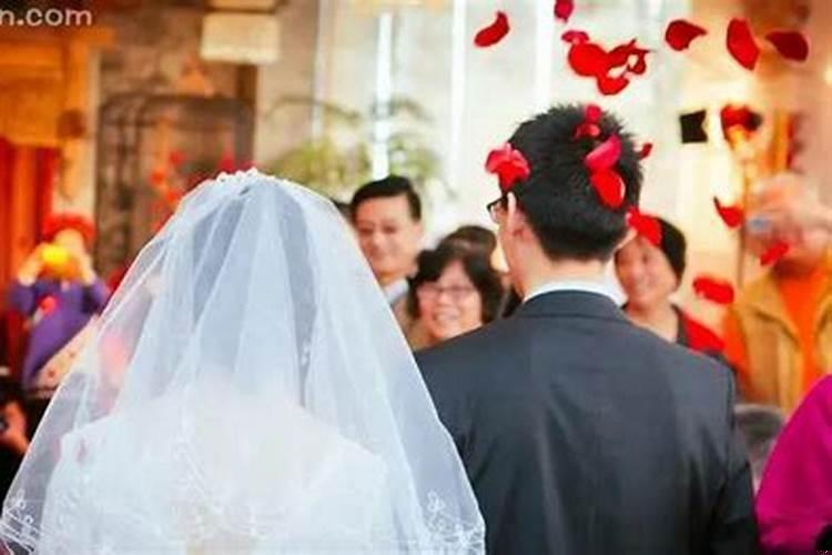 梦见死去的妈妈结婚了