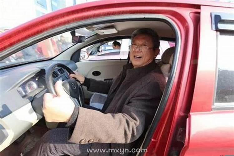 梦到车裂开了