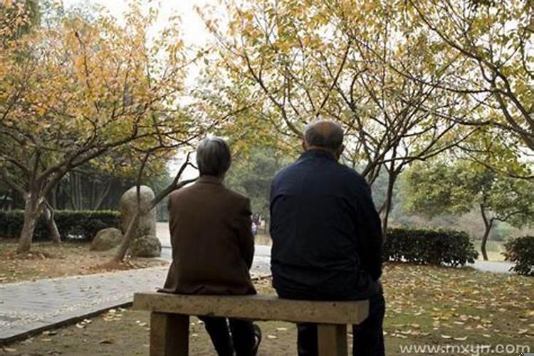 女人梦见过世的老人什么意思啊