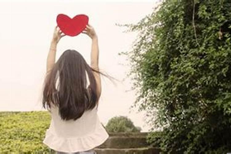 女人梦见疯子追我