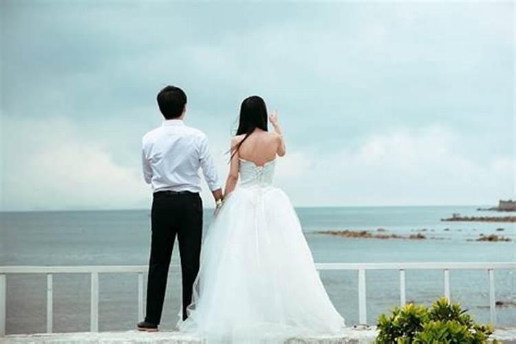 梦见两个人结婚什么意思啊女生