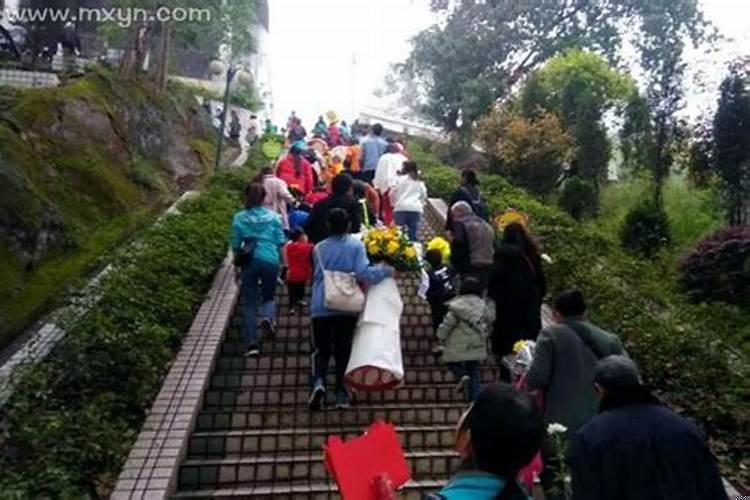 梦见给死去的舅舅拜年