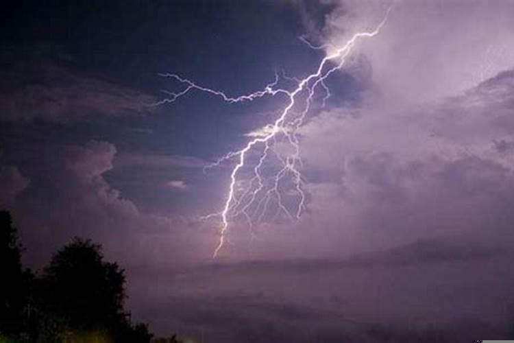 梦到打雷下雨了