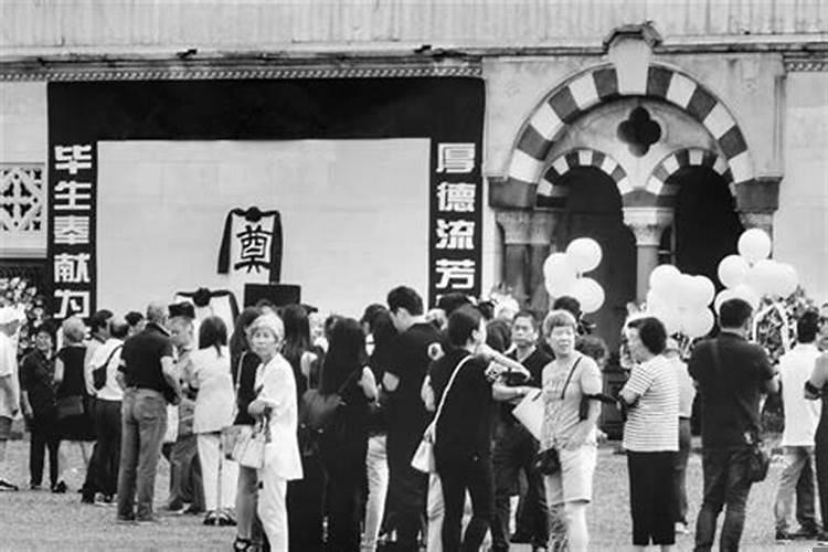 梦见给别人吊丧还哭了