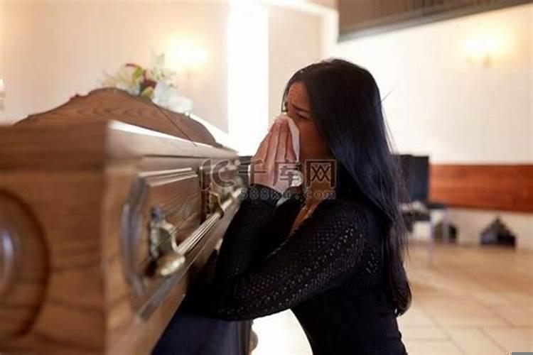女人梦见看到别人抬棺材我哭了好不好