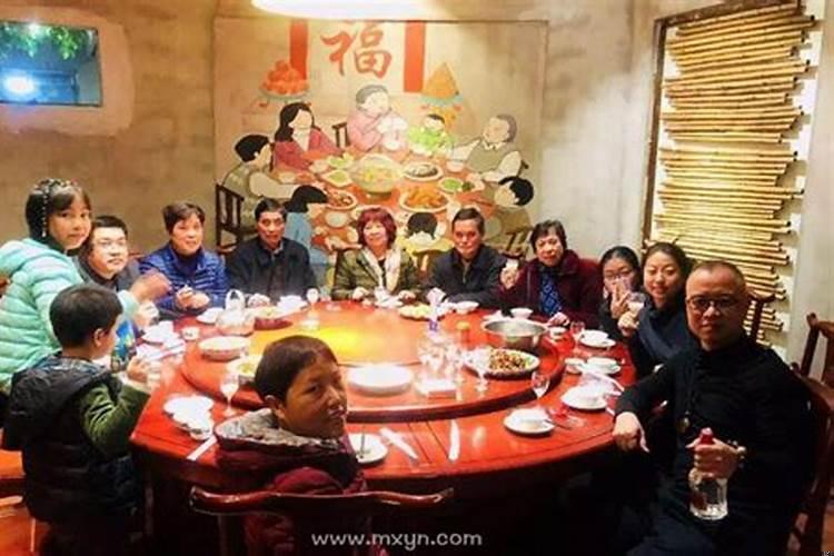 梦见和很多人在一起吃饭是什么预兆