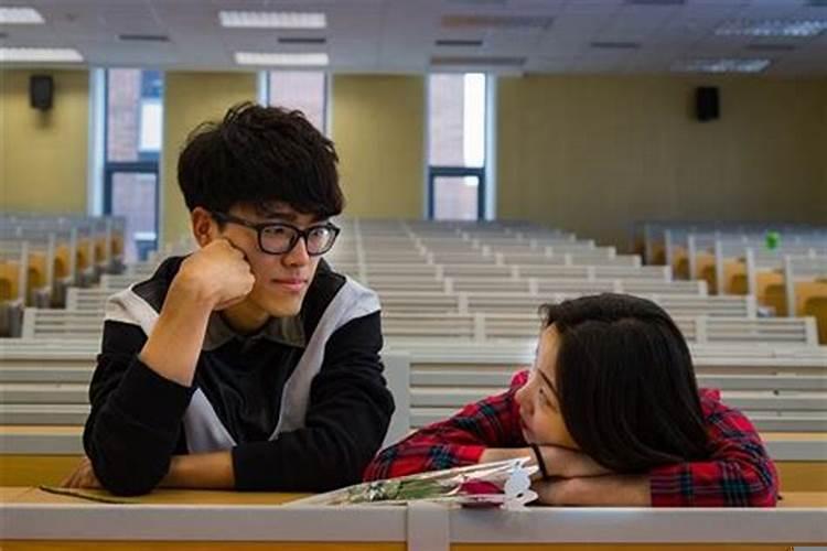 梦见学生时代谈恋爱